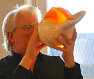 Snäckblåsaren Tommy Adolfsson, Conch blower, Conch music, Composer,