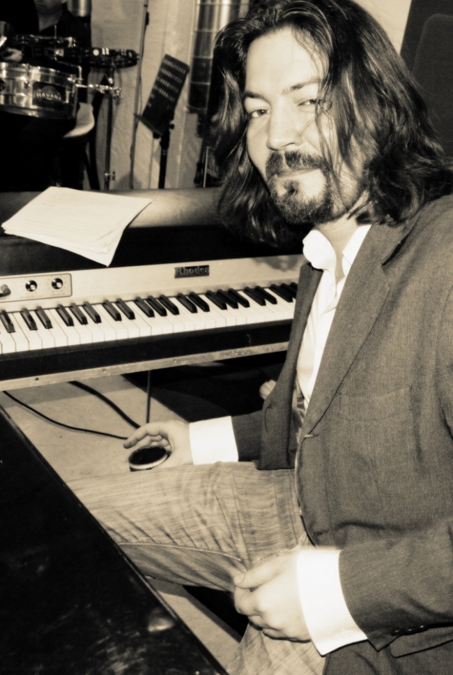 Roman Andrén, född 1976, låtskrivare, producent, pianist och sångare.